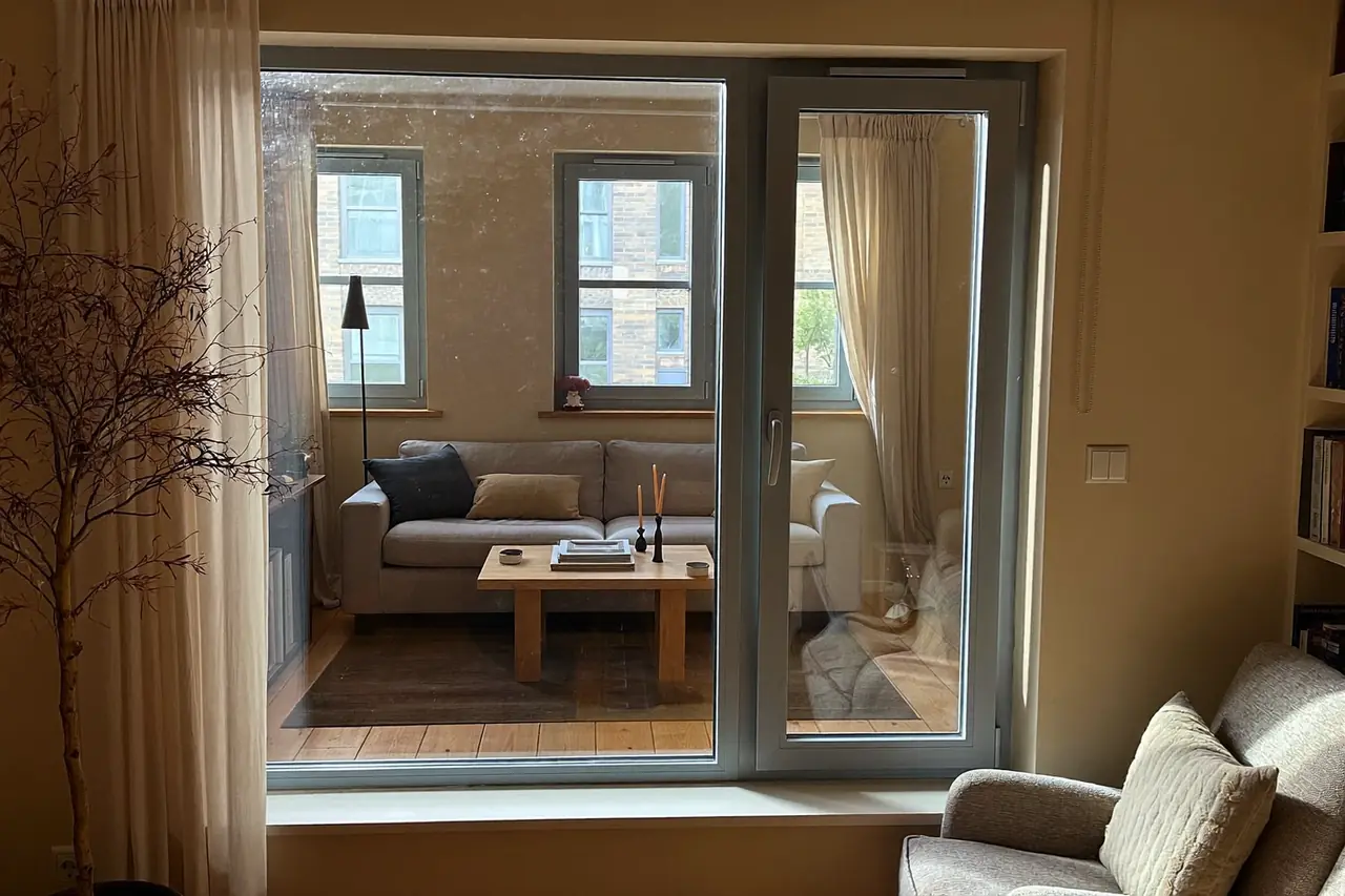 Energy-efficient double glazed window with a thermal-rated sealed unit
