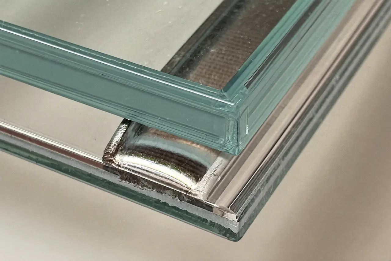 Edge detail of laminated safety glass showing the bonded interlayer