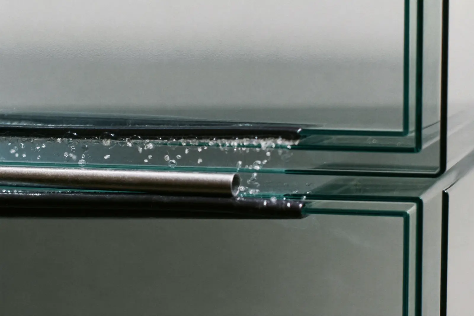 Cross-section of a sealed glazing unit with a warm-edge spacer